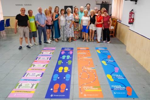 El alcalde, Alejandro Navarro Prieto, y la concejala de Mayores, Ana Verónica González, junto a algunos usuarios en el Centro de Mayores de la calle Madrid