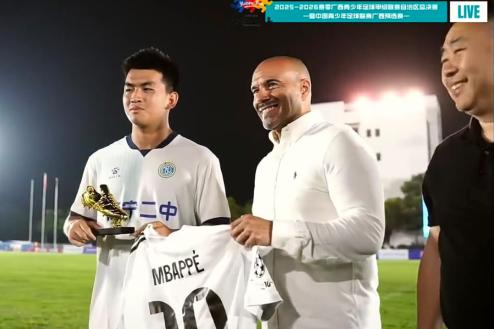 Makel López entregando el premio al mejor jugador del torneo y máximo goleador