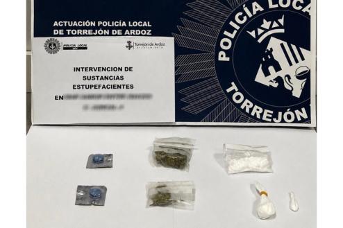 La Policía Local de Torrejón de Ardoz interviene en un establecimiento por molestias vecinales y levanta tres actas por tenencia de drogas