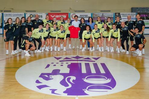 El alcalde, Alejandro Navarro, recibió una camiseta de parte de las jugadoras de la selección española de fútbol sala