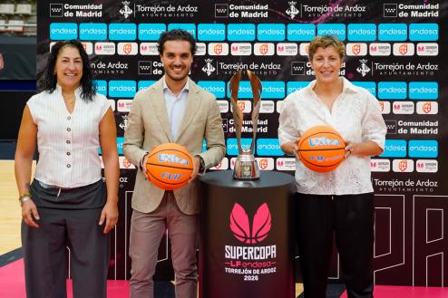 De izquierda a derecha: Miriam Gutiérrez, concejala de Deportes y Turismo, Alejandro Navarro, alcalde de Torrejón de Ardoz, y Elisa Aguilar, presidenta de la Federación Española de Baloncesto