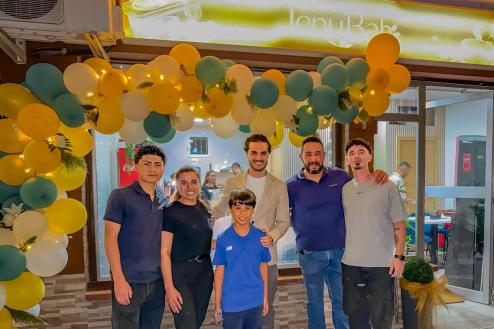 El alcalde, Alejandro Navarro Prieto, visitando Tenubah Café, junto a sus gerentes, Fany Mendoza y Marco Flores, quienes estuvieron acompañados por sus familiares 