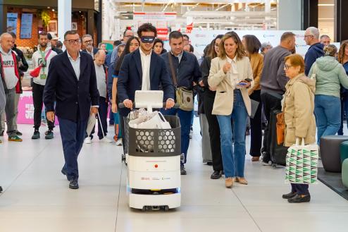 El alcalde, Alejandro Navarro Prieto, probando el funcionamiento de AccessRobots