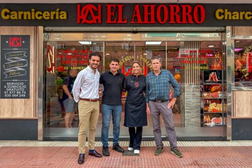 El alcalde, Alejandro Navarro Prieto, visitando Carnicería El Ahorro, junto a su gerente, Pedro Ángel Fraile y los encargados, David y Beatriz Fraile Zapata