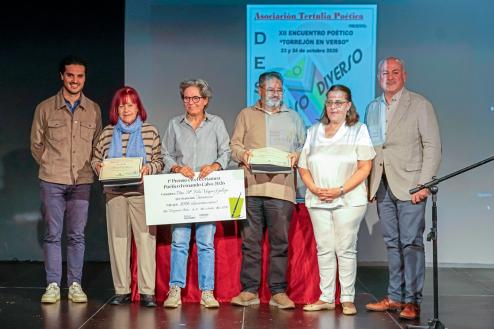 El alcalde, Alejandro Navarro Prieto, y el concejal de Cultura José Antonio Moreno, con los ganadores