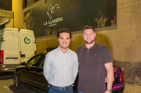 El alcalde, Alejandro Navarro Prieto, visitando La Llanera Madrid junto a su gerente, Ángel Rodríguez