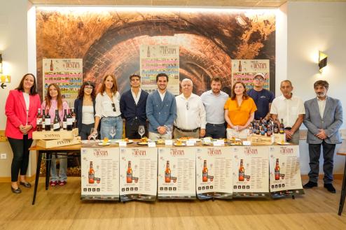 El alcalde, Alejandro Navarro Prieto, junto a Mihaela Duta, propietaria del establecimiento Vinoteca Gomar (C/ Londres 56) donde se presentó la iniciativa, Beatriz Díaz, vicepresidenta de EMMU (Asociación de Mujeres Empresarias y Emprendedoras del Corredor del Henares), Vanesa Calvo (Asociación de Comercios y Servicios Zona Centro Torrejón de Ardoz y Ameta), Elisa Ibáñez (Estrella Galicia), Diego Giménez (Estrella Galicia), Julio Pastor y Borja Pastor (Distribuidora de bebidas Julio Pastor), representantes 