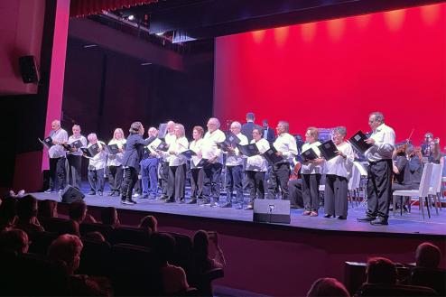 Imagen del Coro de las Emociones de Torrafal actuando en el concierto solidario junto a la Orquesta Sinfónica Municipal