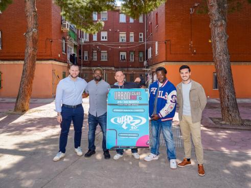 El alcalde, Alejandro Navarro Prieto; el concejal de Juventud, Urbanismo y Vivienda, Víctor Miranda y tres de los componentes del mítico grupo torrejonero VKR: Kultama, Sr. Tcee y FJ Ramos, en el Parque Campiña, donde se inicio el grupo