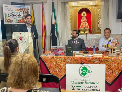 Charla-coloquio titulada “¿Nos sentimos orgullosos de ser extremeños?”, impartida por el antropólogo Manuel Trinidad, presidente del Club Universo Extremeño, y que contó con la presencia del alcalde, Alejandro Navarro Prieto, y el presidente del Círculo Extremeño, Jesús Esperalta