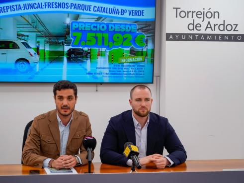 El alcalde, Alejandro Navarro Prieto, y el 1er teniente de alcalde y concejal de Urbanismo, Vivienda y Juventud, Víctor Miranda Lozano, informando sobre la venta plazas de aparcamiento 