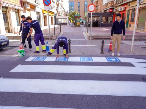 El alcalde, Alejandro Navarro Prieto, está supervisando esta nueva inversión que mejora el estado de los centros educativos de la ciudad