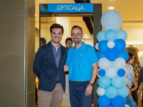 El alcalde, Alejandro Navarro Prieto, visitando Opticalia, en su inauguración, junto a Carlos Iván García-Silvestre, al frente de este nuevo proyecto en la ciudad 