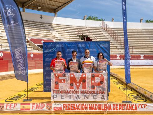 De izquierda a derecha: El presidente de la Federación Madrileña de Petanca, Óscar Fernández, el alcalde de Torrejón de Ardoz, Alejandro Navarro, el presidente de la AD Petanca Torrejón, Juan José Tapetado, y la concejala de Deportes y Turismo, Miriam Gutiérrez, en la presentación del Open Internacional de Petanca Comunidad de Madrid