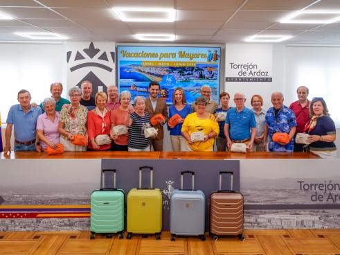 El alcalde, Alejandro Navarro Prieto, la concejala de Mayores y Voluntariado, Ana Verónica González, la presidenta de la Junta Directiva de Mayores, Antonia Mora Moyano, y otros componentes de la Junta Directiva presentando la iniciativa 