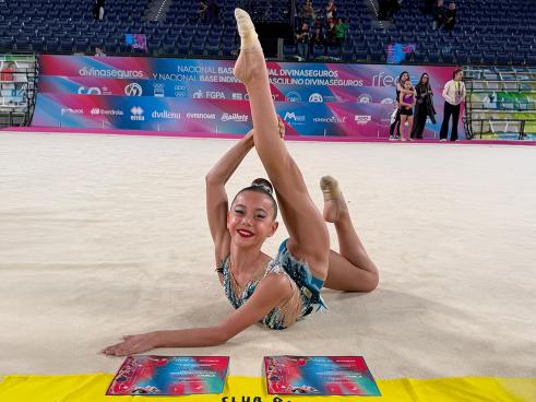 Vera Becerra con los dos diplomas conseguidos en el Campeonato de España Base
