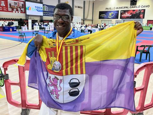 Ángel Abeso posando con la bandera de Torrejón de Ardoz en el Campeonato de España de veteranos