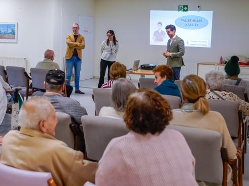 El alcalde, Alejandro Navarro Prieto, acompañado por el concejal de Bienestar, Educación e Inmigración, Rubén Martínez, visitaron uno de los talleres celebrados en los Pisos Tutelados para personas mayores de la avenida de Fresnos, 11