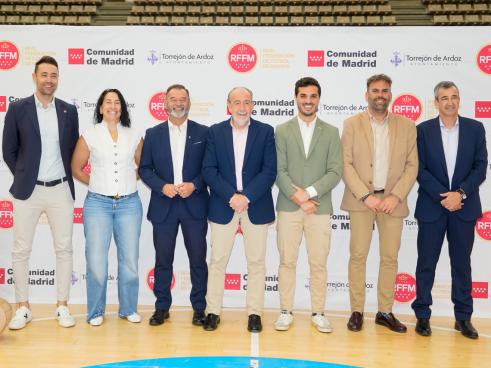 De izquierda a derecha: Paco Sedano, presidente del Comité Nacional de la RFEF, Miriam Gutiérrez, concejala de Deportes y Turismo de Torrejón de Ardoz, Manuel Jurado, alcalde de Daganzo, Paco Díez, presidente de la RFFM, Alejandro Navarro, alcalde de Torrejón de Ardoz, Roberto Lázaro, concejal de Deportes de Daganzo, y Roberto García, presidente del Comité de Fútbol Sala de la RFFM