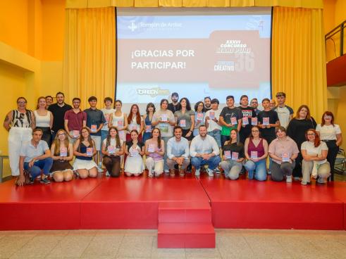 El alcalde, Alejandro Navarro Prieto, y el concejal de Juventud, Urbanismo y Vivienda, Víctor Miranda con los premiados