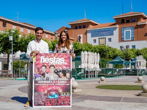 El alcalde, Alejandro Navarro, y la concejala de Festejos e Igualdad, María Eugenia Gil, presentando las Fiestas Populares 2026