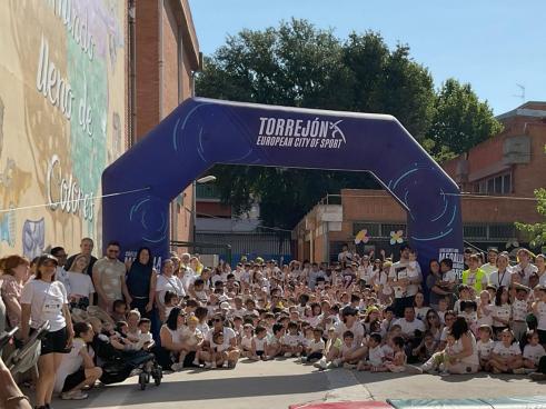 El concejal de Bienestar, Educación e Inmigración, Rubén Martínez, y la edil de Deportes y Turismo, Miriam Gutiérrez, con todos los alumnos participantes en la iniciativa solidaria