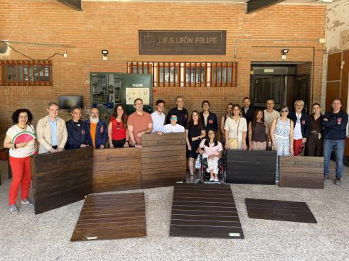 El alcalde, Alejandro Navarro Prieto; el concejal de Bienestar, Educación e Inmigración, Rubén Martínez; el director del instituto, Juan Antonio Díaz, la presidenta de la entidad Mírame Torrejón, Susana Carretero y los participantes de la iniciativa