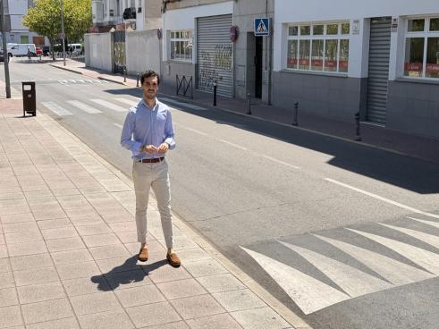 El alcalde supervisando dos nuevas bandas reductoras de velocidad en la calle Alcalá
