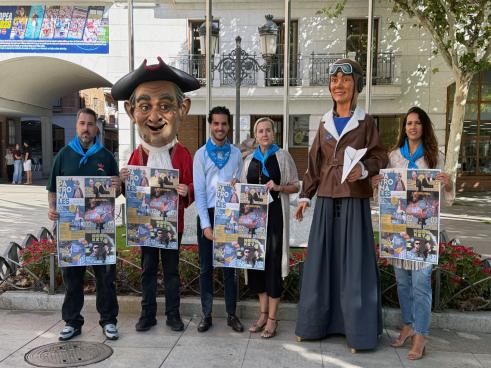 El alcalde, Alejandro Navarro Prieto, y la concejala de Igualdad y Festejos, María Eugenia Gil, han presentado el amplio programa de festejos junto a la presidenta de la Hermandad de la Virgen del Rosario, Cristina Vidales, y el presidente de la Comparsa de Gigantes y Cabezudos, David Girona