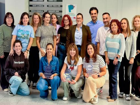 El alcalde, Alejandro Navarro, y la 2ª teniente de alcalde y concejala de Igualdad y Festejos, María Eugenia Gil, con los trabajadores de la Concejalía de Igualdad