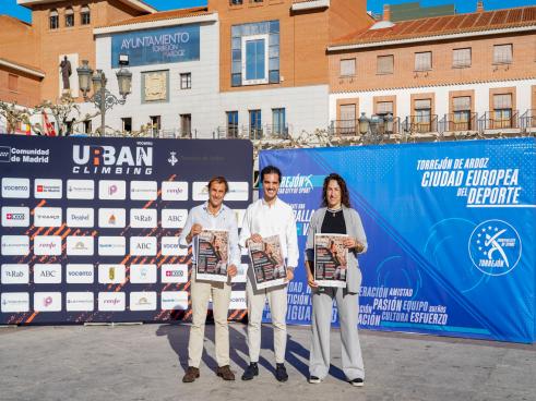 De izquierda a derecha: Juan Pedro Díaz, director general comercial del Grupo Vocento, Alejandro Navarro, alcalde de Torrejón de Ardoz, y Miriam Gutiérrez, concejala de Deportes y Turismo