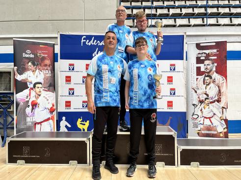 Pablo Lesmes y Miguel León con los trofeos logrados en el Campeonato de Madrid sub-21