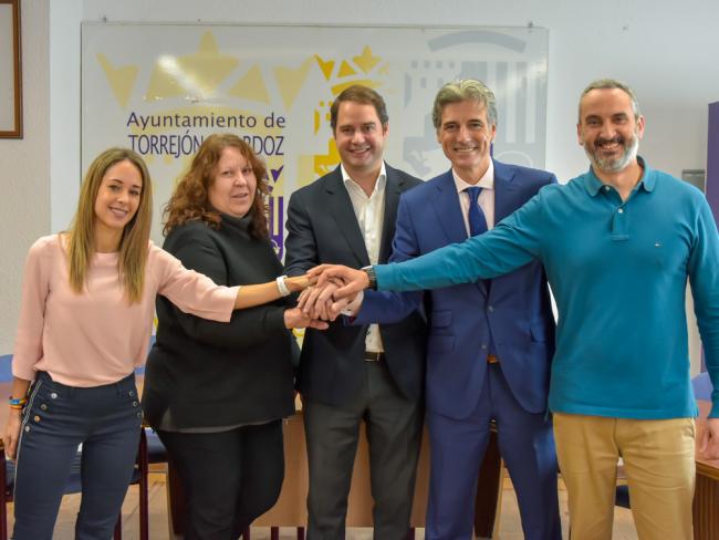 Presentados los acuerdos que se han realizado con el comercio y los sectores hoteleros y de restauración para impulsar las Mágicas Navidades y hacer de Torrejón un destino turístico de primer nivel
