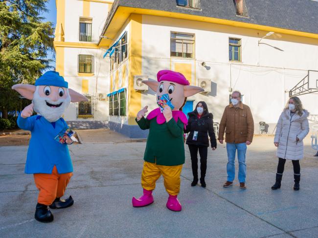 Los niños y niñas de los centros escolares de Torrejón de Ardoz reciben un detalle navideño de los Guachis