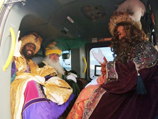 Los Reyes Magos han sobrevolado en helicóptero Torrejón de Ardoz para comprobar que todo está preparado para la noche más mágica del año