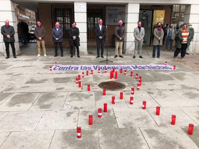 El Ayuntamiento de Torrejón de Ardoz ha guardado un minuto de silencio en la Plaza Mayor de la ciudad para condenar de forma enérgica el asesinato de Mª Carmen, vecina de la ciudad, cometido supuestamente por su expareja