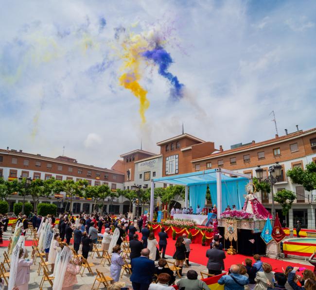 La Hermandad Nuestra Señora Virgen del Rosario Coronada de Torrejón de Ardoz conmemoró brillantemente tres siglos de vida con una Solemne Eucaristía en la Plaza Mayor, la Imposición del Fajín a la patrona y una Ofrenda floral 