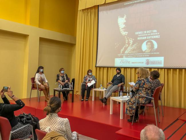 La Asociación de Mujeres de Torrejón de Ardoz Ada Byron charló con la teniente de alcalde, concejala de Mujer y boxeadora Miriam Gutiérrez