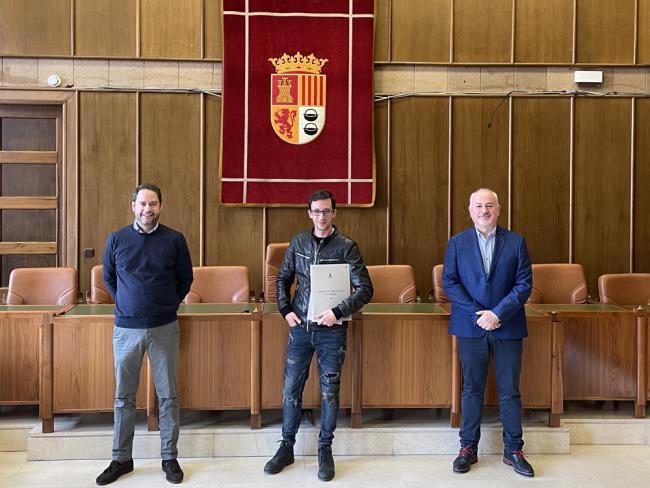 Entre los miembros del Ballet Nacional de España que bailarán sobre el escenario estará el torrejonero, Antonio Jesús Jiménez, que esta mañana ha sido recibido en el Salón de Plenos del Ayuntamiento por el alcalde, Ignacio Vázquez 