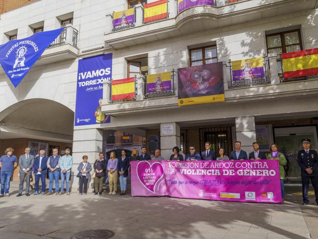 Torrejón de Ardoz guarda un minuto de silencio en recuerdo a Esther, la joven de 20 años que murió asesinada presuntamente a manos de su pareja el pasado mes de agosto en la ciudad 