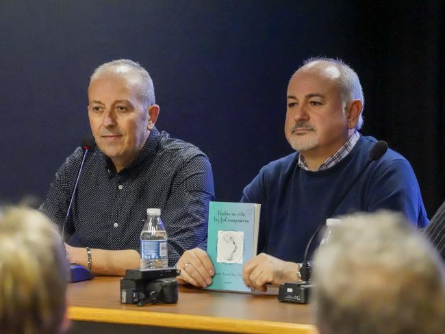 El escritor torrejonero, Acisclo Ruíz, presentó ayer su nuevo libro “Noches en vela, luz fiel compañera”  