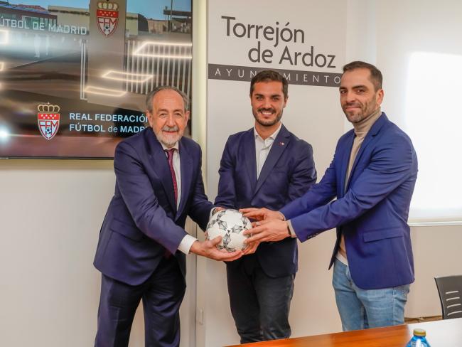 El alcalde, Alejandro Navarro Prieto, el presidente de la Real Federación de Fútbol de Madrid, Francisco Díez Ibáñez, y Jesús Herrero, capitán de la Selección Española de Fútbol Sala y de Movistar Inter