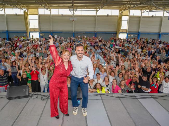 La actuación de María Jesús y su acordeón hizo disfrutar a todos los mayores que se dieron cita en el Pabellón Nuria Fernández de la CD Joaquín Blume