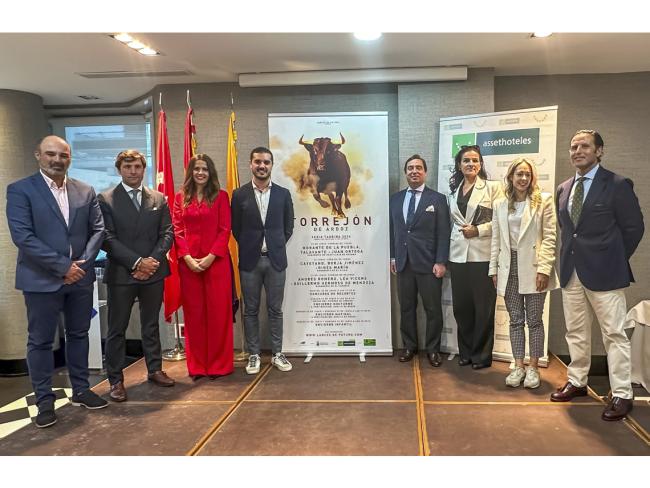 El alcalde, Alejandro Navarro, la diputada regional, Ainhoa García, la concejala de Igualdad, María Eugenia Gil, los ganaderos, María José Majeroni Sánchez-Cobaleda y Fernando de Patrocino, el rejoneador, Andrés Romero y el periodista taurino, José María Vivas