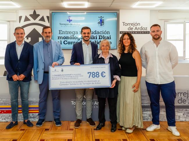 El alcalde, Alejandro Navarro Prieto, el concejal de Juventud, Vivienda y Urbanismo, Víctor Miranda, y el edil de Bienestar, Educación e Inmigración, Rubén Martínez, han dado esta mañana el cheque al presidente de la Asociación Comedor Solidario de Torrejón, Manuel Cruz, la tesorera, Fuensanta Meléndez y la educadora social de la entidad, Alicia Díaz