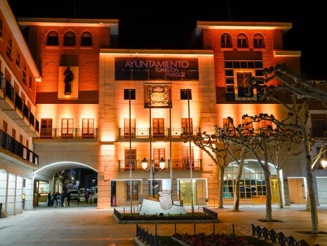 El Ayuntamiento de Torrejón de Ardoz se suma al Día Nacional de la Epilepsia, que se celebra hoy, 24 de mayo, iluminando la fachada del Consistorio de color naranja