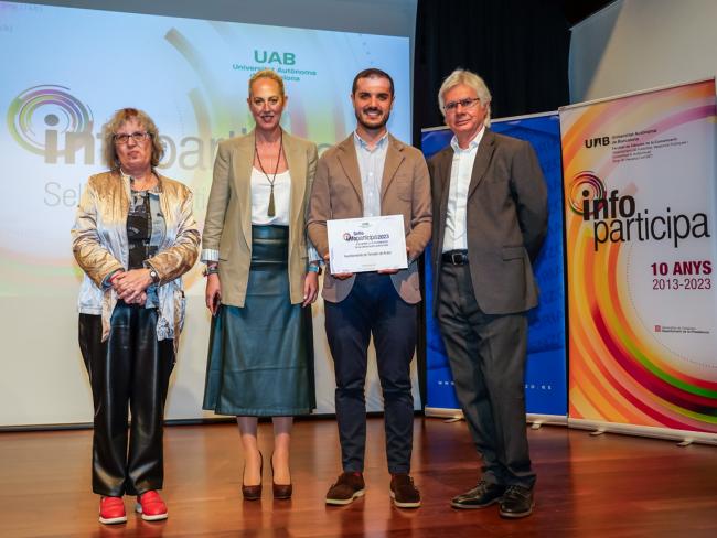 El alcalde, Alejandro Navarro, y la concejala de Sanidad, Digitalización y Transparencia, Carla Picazo, junto a los responsables del Sello Infoparticipa, Armand Balsebre Torroja, catedrático de la Universidad Autónoma de Barcelona y Marta Corcoy, coordinadora de los galardones