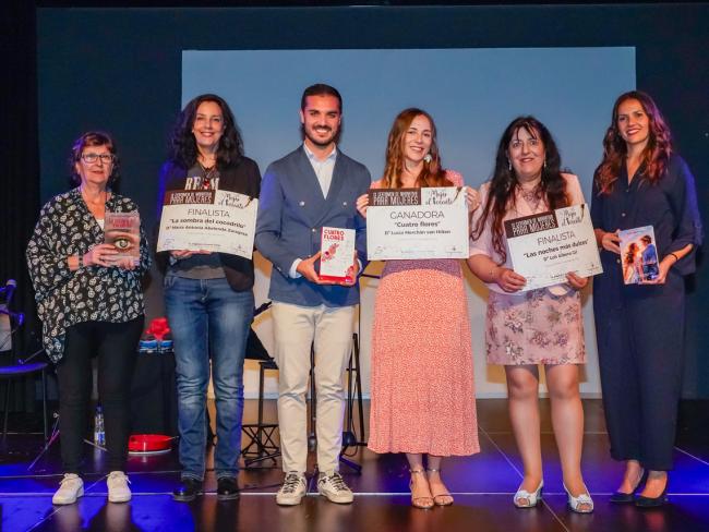 El alcalde, Alejandro Navarro Prieto, la concejala de Igualdad y Festejos, María Eugenia Gil Blázquez, con la ganadora, Lucía Merchán van Hilten y las finalistas, María Antonia Abelenda Zaragoza y María Dolores Albero Gil