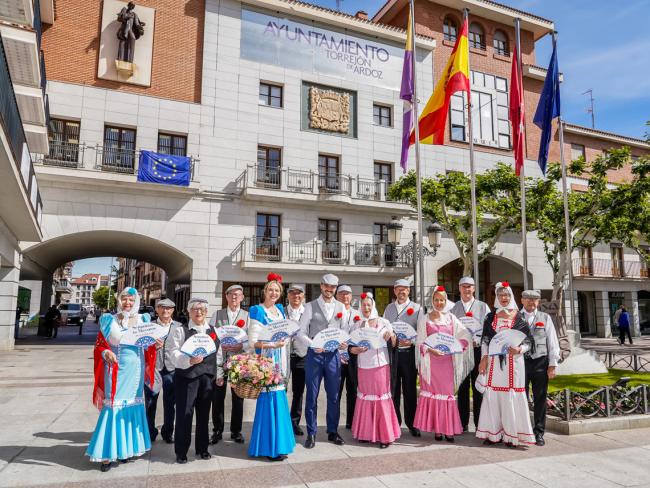 El alcalde, Alejandro Navarro Prieto, la concejala de Mayores y Voluntariado Ana Verónica González, y componentes de la Junta Directiva de Mayores de Torrejón, informando sobre la programación de la Semana de los Mayores