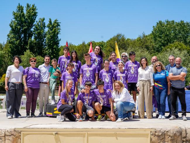 Los ganadores de la carrera solidaria junto al alcalde, Alejandro Navarro Prieto, el concejal de Educación, Bienestar e Inmigración, Rubén Martínez, y la concejala de Turismo, Miriam Gutiérrez, junto al equipo directivo y profesores del IES Victoria Kent 